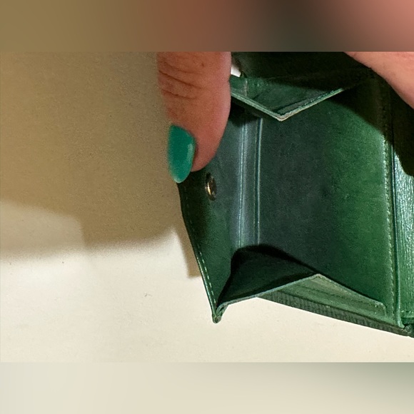 Louis Vuitton Green Epi Bifold Leather Wallet - Picture 9 of 10